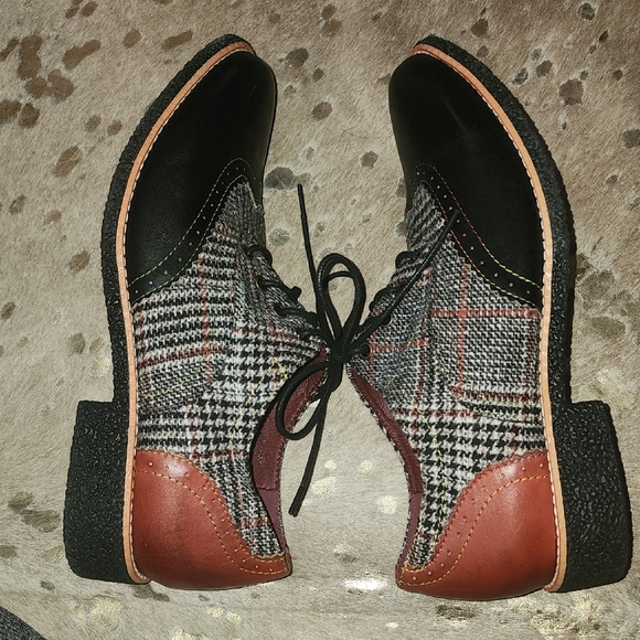 Stylish Plaid Flats with Black and Brown Accents - Picture 6 of 9